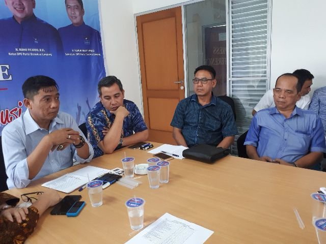 Sekretaris DPD Partai Demokrat Lampung Fajrun Najah Ahmad saat memimpin rapat bersama petinggi Partai Demokrat lainnya di kantor DPD beberapa waktu lalu. Foto: Eka Lampost.co