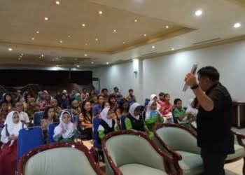 REPORTER CILIK. Sebanyak 31 siswa SD se-Jabodetabek mengikuti pelatihan jurnalistik di kantor Media Indonesia, Rabu (25/7). Pelatihan itu merupakan persiapan bagi para siswa untuk menjadi reporter cilik Medcom. (MEDIA INDONESIA)