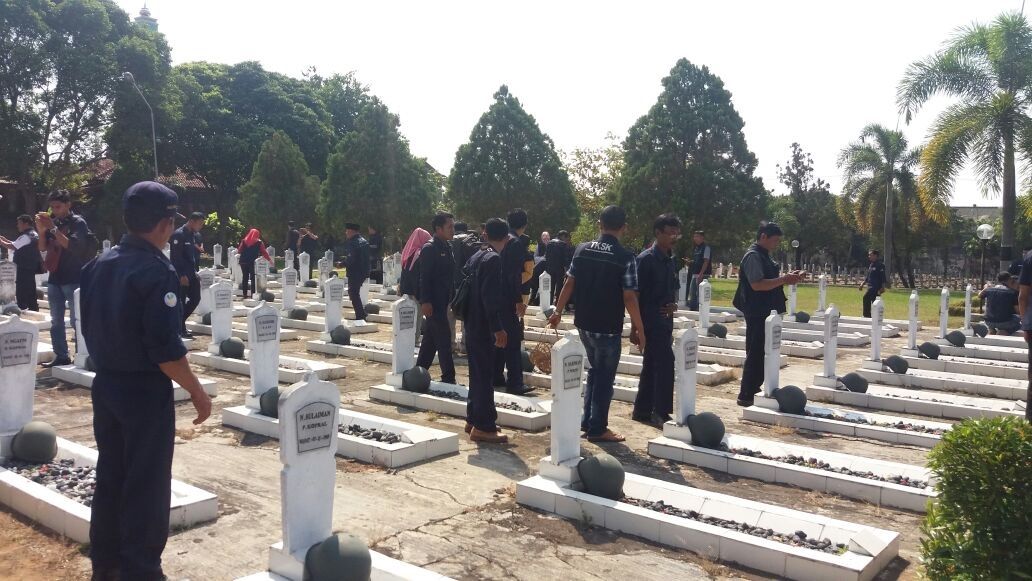 ZIARAH PAHLAWAN. Sejumlah anggota organisasi sosial kemasyarakatan melakukan ziarah ke Taman Makam Pahlawan untuk mengenang dan menghormati perjuangan para pahlawan, baru-baru ini. Dinsos Lampung menggalakkan Program K3RS untuk menjaga martabat pahlawan nasional, berikut keluarganya. (ISTIMEWA)