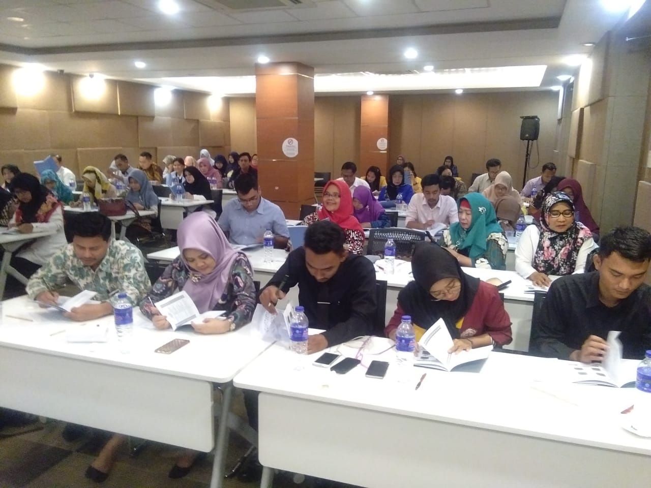 TES UKBI. Peserta sosialisasi mengikuti tes UKBI di Hotel Cityhub, Bandar Lampung, Rabu (25/7). Tes UKBI itu dianggap sebagai sarana mengangkat martabat bahasa Indonesia. LAMPUNG POST/CHAIRIL ANWAR