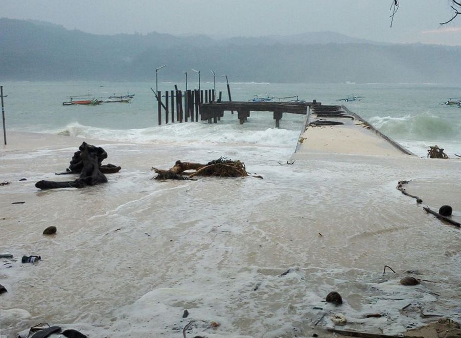 GELOMBANG TINGGI. Gelombang tinggi menghantam dermaga apung di Pulau Pisang, Pesisir Barat, beberapa hari yang lalu. Pariwisata di Lampung tidak terdampak ancaman gelombang tinggi yang berpotensi terjadi di beberapa wilayah pesisir. Namun, pengelola objek wisata diharapkan tetap waspada dan meningkatkan fasilitas keamanan.
ISTIMEWA