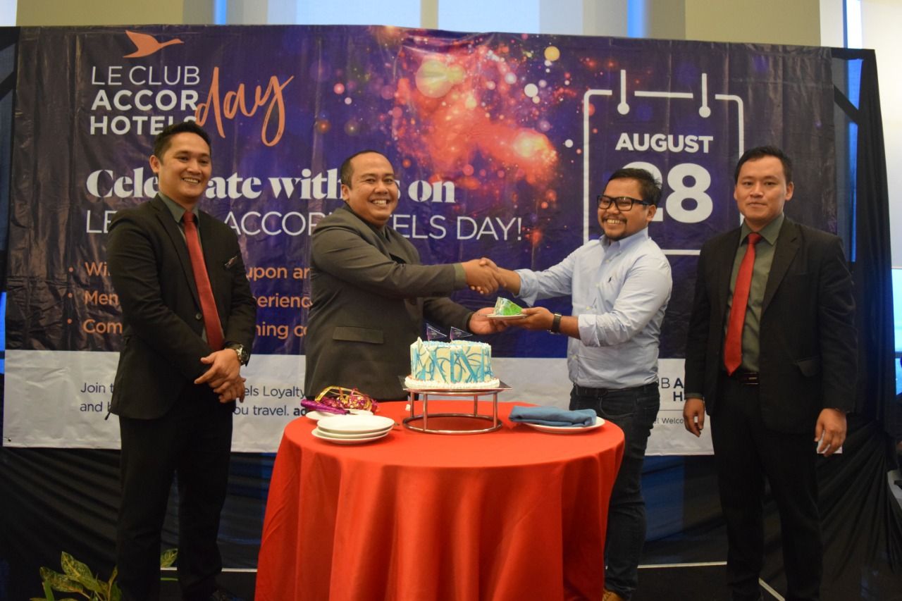 LE CLUB DAY 2019. General Manager Hotel Novotel Lampung Lalu Aswadi Jaya menyerahkan potongan kue kepada member pada Le Club Day 2018 di Hotel Novotel Lampung, Bandar Lampung, Selasa (28/8).n DOK NOVOTEL LAMPUNG