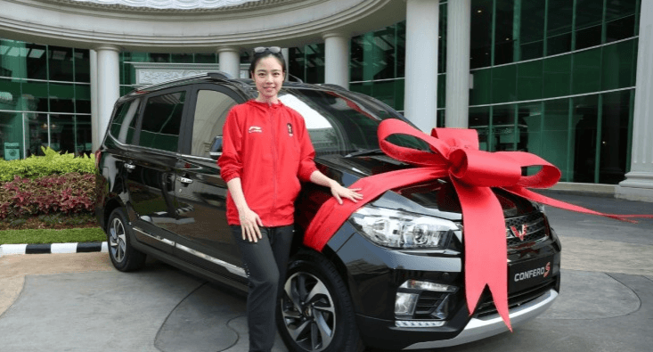 WULING CONFERO S. Atlet wushu asal Indonesia, Lindswell Kwok, berfoto di depan mobil Wuling Confero S, Senin (27/8). Wuling Motors memberikan apresiasi berupa satu unit Confero S kepada Lindswell Kwok.
DOKUMENTASI WULING MOTORS