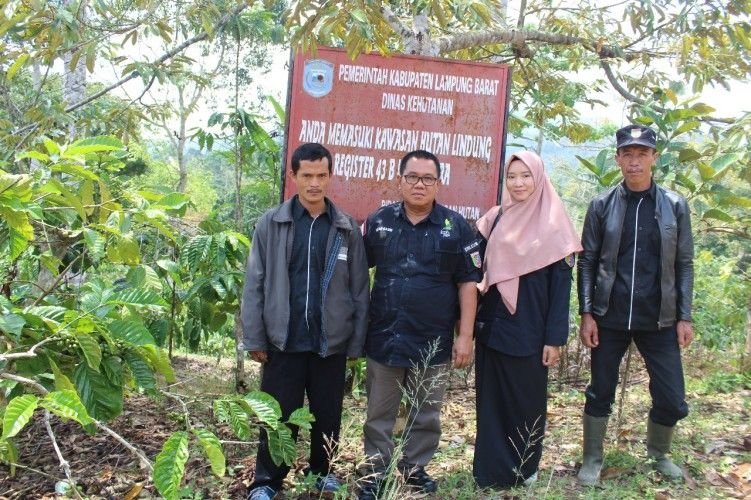 Petugas Kantor PHL II Liwa.FotoDok KPHL II Liwa