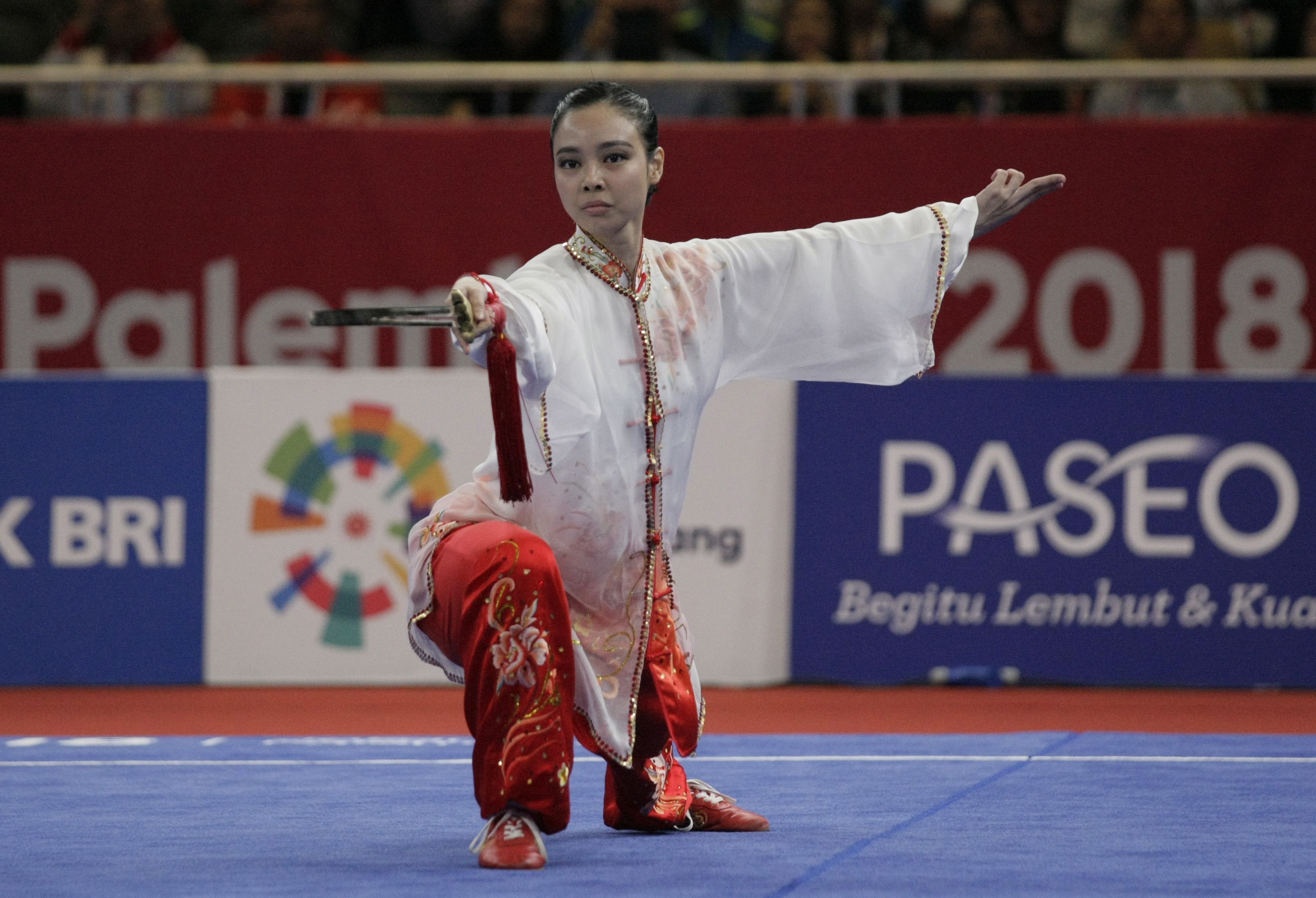 Atlet wushu putri Indonesia Lindswell Kwok, saat berlaga pada Asian Games 2018 di JIexpo, Kemayoran, Jakarta, Senin (20/8). MI/RAMDANI
