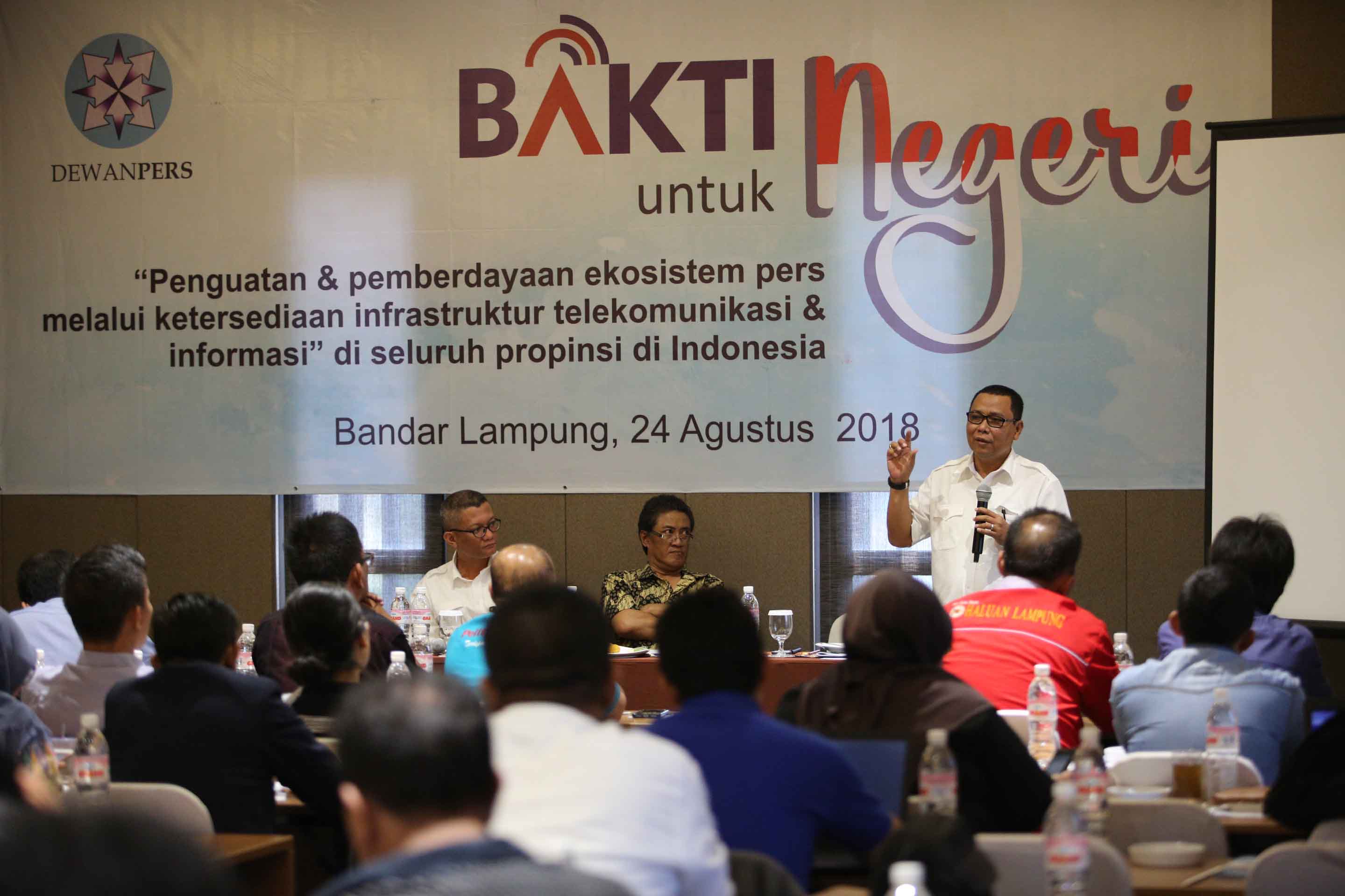 BAKTI UNTUK NEGERI. Pemimpin redaksi Lampung Post Iskandar Zulkarnaen (kanan) memberikan pemaparan dalam acara Bakti untuk Negeri di Hotel Batiqa Bandar Lampung, Jumat (24/8). Acara yang digelar dewan pers menghadirkan Komisioner Hukum dewan pers, Anthonius Jimmy Silalahi, dan dimoderatori Oyos Saroso.
n LAMPUNG POST/IKHSAN DWI NUR SATRIO