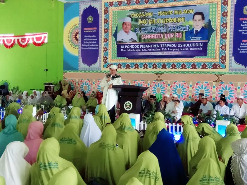 BERSILATURAHMI. Anggota DPR Zulkifli Anwar silaturahmi ke Pondok Pesantren Terpadu Ushuluddin di Desa Blambangan, Kecamatan Penengahan, Lampung Selatan, Rabu (1/8).
LAMPUNG POST/JUWANTORO