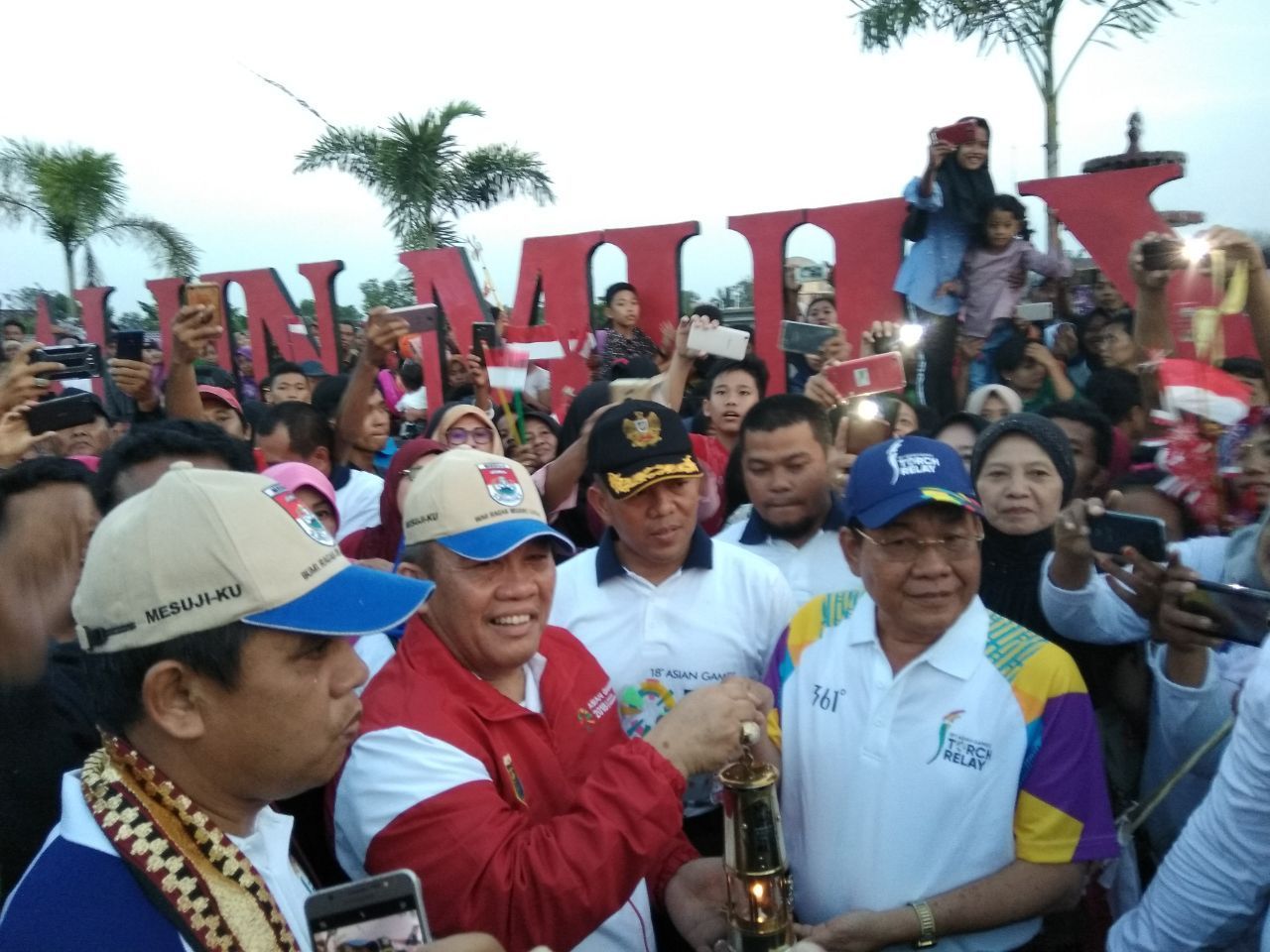 OBOR ASIAN GAMES TIBA DI LAMPUNG. Wakil Bupati Mesuji Saply TH (kanan) menyerahkan obor kepada Kadispora Lampung Hannibal saat obor Asian Games 2018 tiba di Kabupaten Mesuji, Selasa (7/8).
LAMPUNG POST/M RIDWAN ANAS