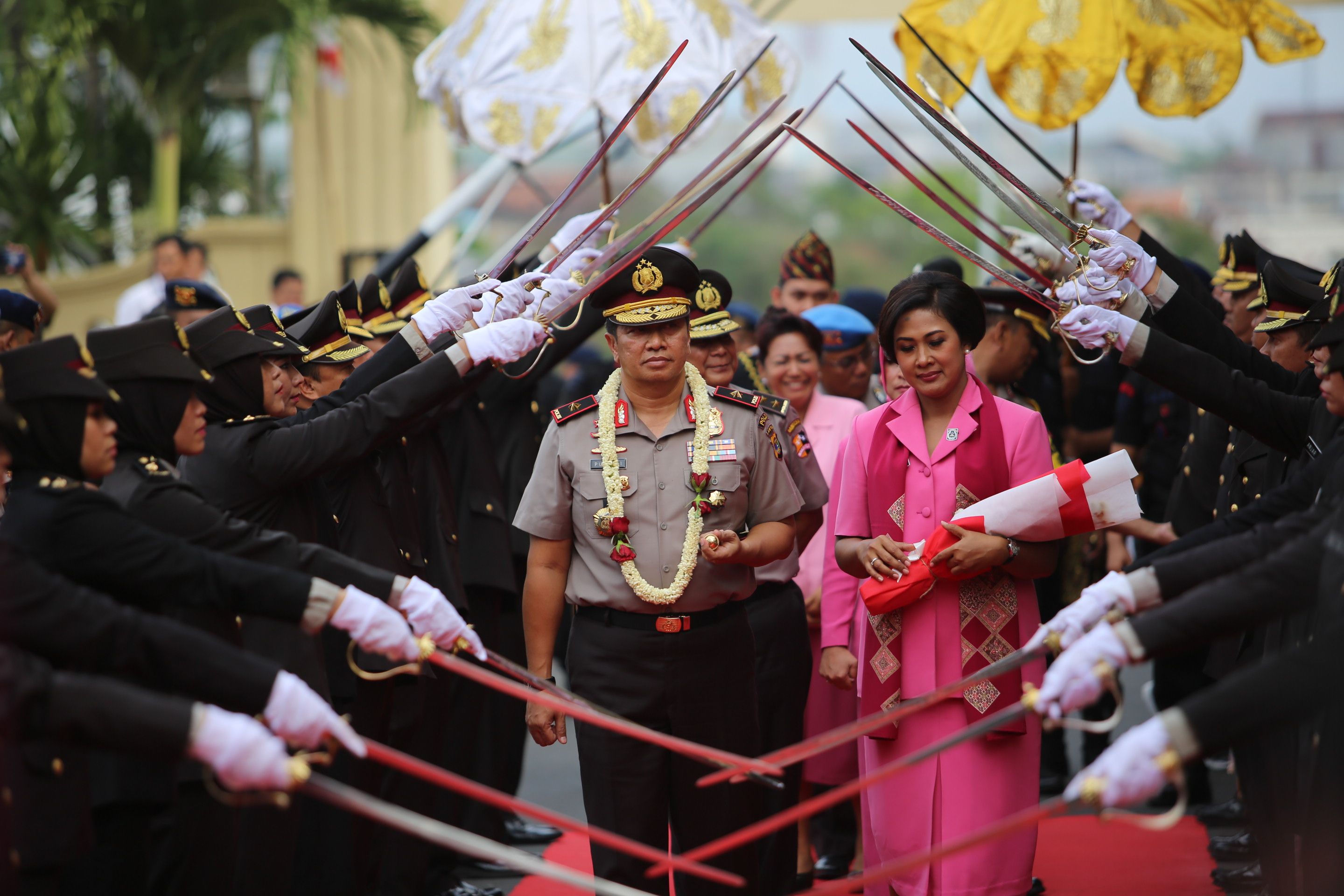 PENYAMBUTAN KAPOLDA. Kapolda Lampung yang baru Brigjen Purwadi Arianto menjalani prosesi pedang pora saat tiba di Mapolda Lampung, Bandar Lampung, Senin (20/8).
LAMPUNG POST/IKHSAN DWI NUR SATRIO