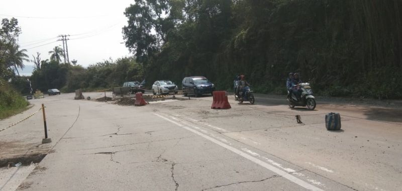 TITIK RAWAN. Sejumlah kendaraan melintas di tanjakan Tarahan, Lampung Selatan, yang sedang diperbaiki dan merupakan salah satu black spot, beberapa hari yang lalu. Data Ditlantas 2018 setidaknya ada 19 black spot atau titik rawan. Jumlah itu turun dari 2017 yakni 36 titik. LAMPUNG POST/PERDHANA WIBYSONO