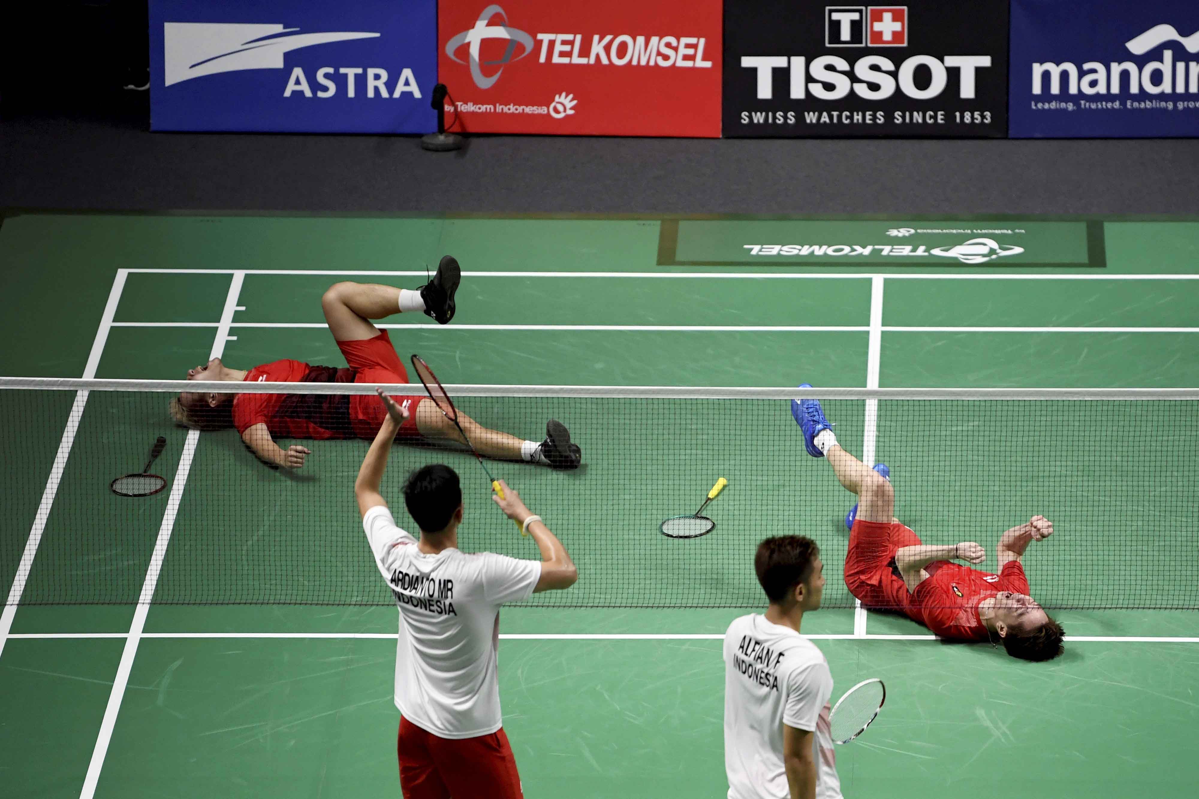 Aksi pebulu tangkis ganda putra Indonesia Kevin Sanjaya Sukamuljo (kanan) dan Marcus Fernaldi Gideon (kiri) setelah berhasil mengalahkan lawannya babak final ganda putra Bulu Tangkis Asian Games ke-18 di Istora Senayan, Jakarta, Selasa (28/8).