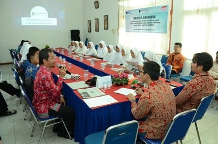 PELATIHAN JURNALISTIK. Siswa SMPN 1 Tanjungsari dan SMPN 2 Merbaumataram, Lampung Selatan, mengikuti pelatihan jurnalistik di Lampung Post Education Center, Kamis (30/8). Keduanya merupakan sekolah binaan YPA-MDR. (LAMPUNG POST/HENDRIVAN GUMAY)