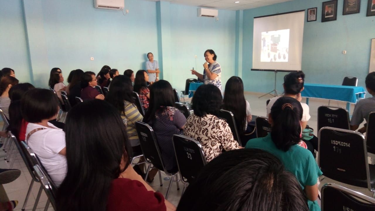 SEMINAR GAYA BELAJAR. Koordinator jenjang TK BPK Penabur Bandar Lampung, Leriwarti Sutarna, berinteraksi dengan peserta dalam seminar gaya belajar di sekolah setempat, Selasa (7/8).  (LAMPUNG POST/DELIMA NATALIA NAPITUPULU)