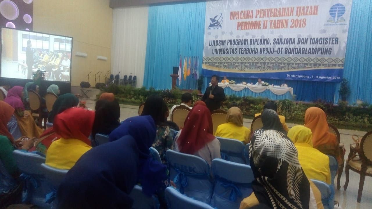 SEMINAR PENDIDIKAN. UPBJJ UT Bandar Lampung mengadakan seminar yang diikuti 776 lulusan di Balai Krakatau Bandar Lampung, kemarin. Lulusan akan mengikuti prosesi penyerahan ijazah, hari ini. (LAMPUNG POST/DELIMA NATALIA NAPITUPULU)