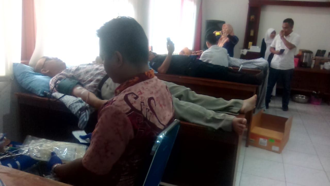 DONOR DARAH. Karyawan mengikuti donor darah di kantor HU Lampung Post, Kamis (9/8). Donor darah merupakan salah satu kegiatan dalam rangka memperingati HUT ke-44 Lampung Post. (LAMPUNG POST/NUR JANNAH)