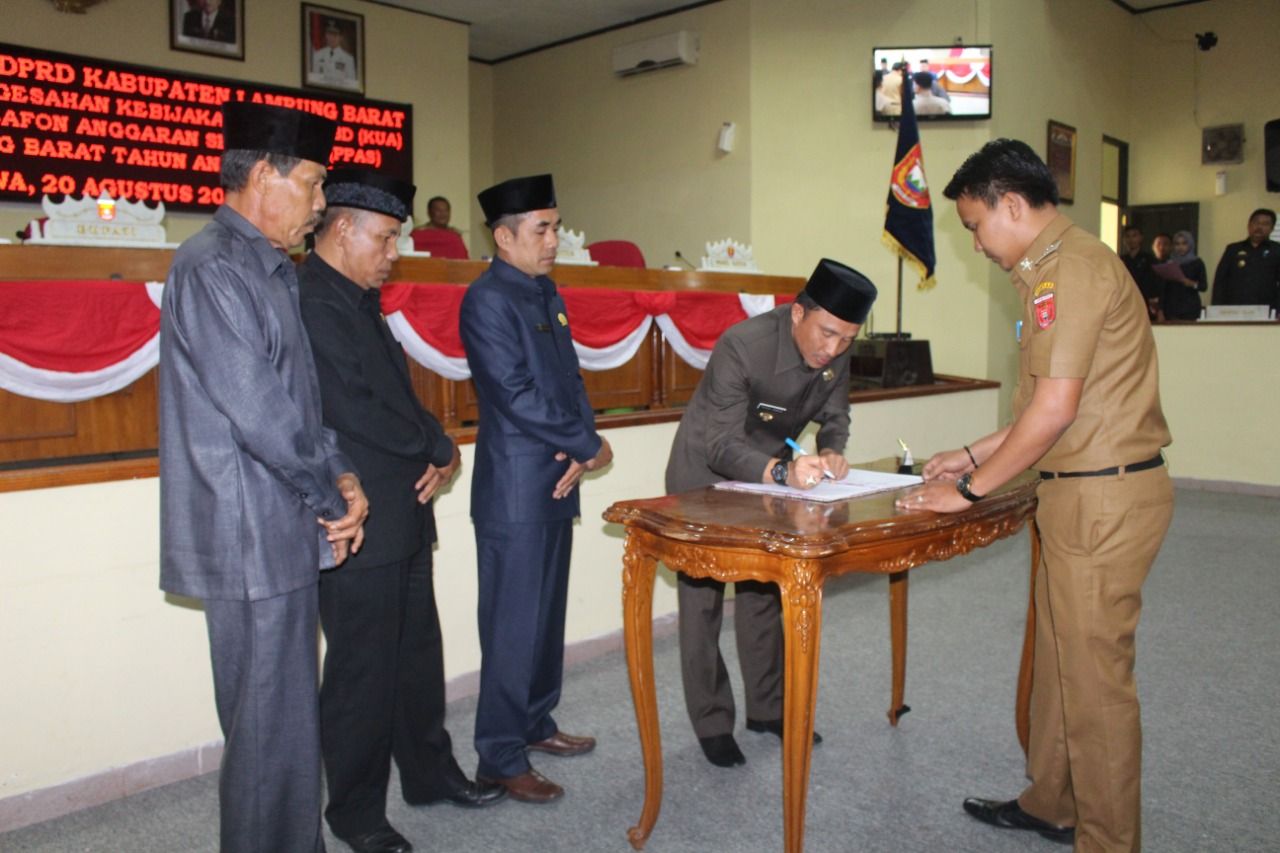KESEPAKATAN KUA-PPAS. DPRD dan Bupati Lambar Parosil Mabsus menandatangani kesepakatan KUA PPAS 2019, Senin (20/8). LAMPUNG POST/ELIYAH