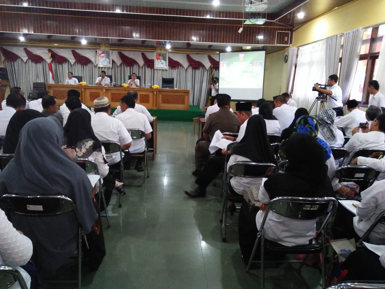 PENGENDALIAN PEMBANGUNAN. Sejumlah perwakilan OPD mengikuti rapat koordinasi pengendalian operasional pembangunan (POP) di aula Kagungan Pemkab setempat, Rabu (8/8). Pembangunan Lambar masih berjalan lambat hingga triwulan II/2018.LAMPUNG POST/ELIYAH