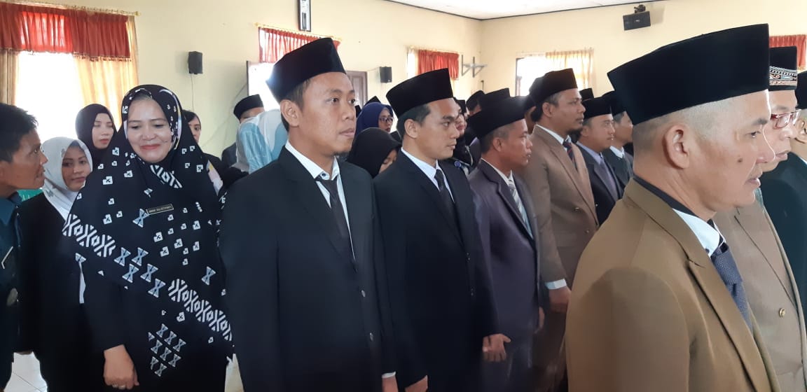 PEJABAT BARU MESUJI. Sejumlah pejabat terlihat antusias mengikuti prosesi pelantikan di aula Kecamatan Tanjungraya, Mesuji, Selasa (7/8). Sebanyak 72 pejabat baru telah dilantik Wakil Bupati Mesuji Saply TH.LAMPUNG POST/RIDWAN ANAS