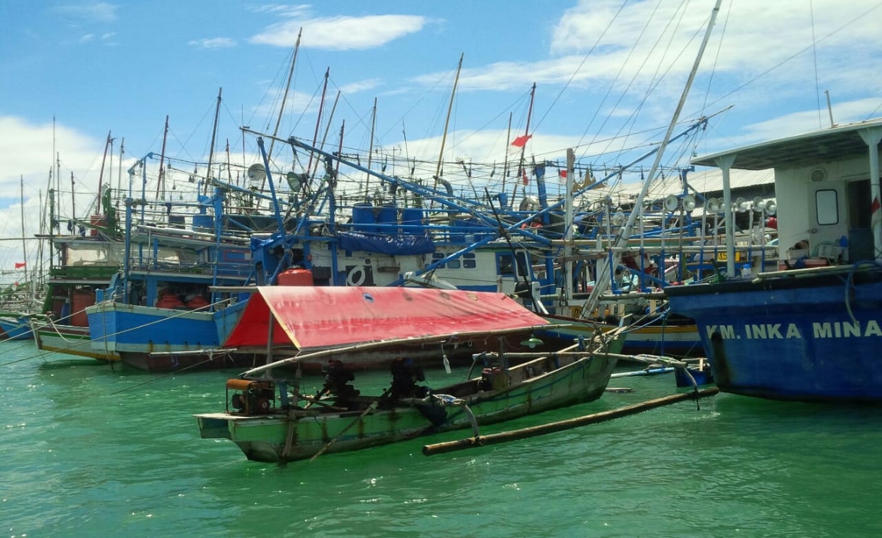 TIDAK MELAUT. Angin kencang yang melanda perairan Selat Sunda beberapa hari terakhir membuat nelayan pesisir timur Kabupaten Lampung Selatan enggan melaut, Selasa (4/8). Para nelayan kini lebih memilih memperbaiki alat tangkap ikan.
n LAMPUNG POST/AAN KRIDOLAKSONO