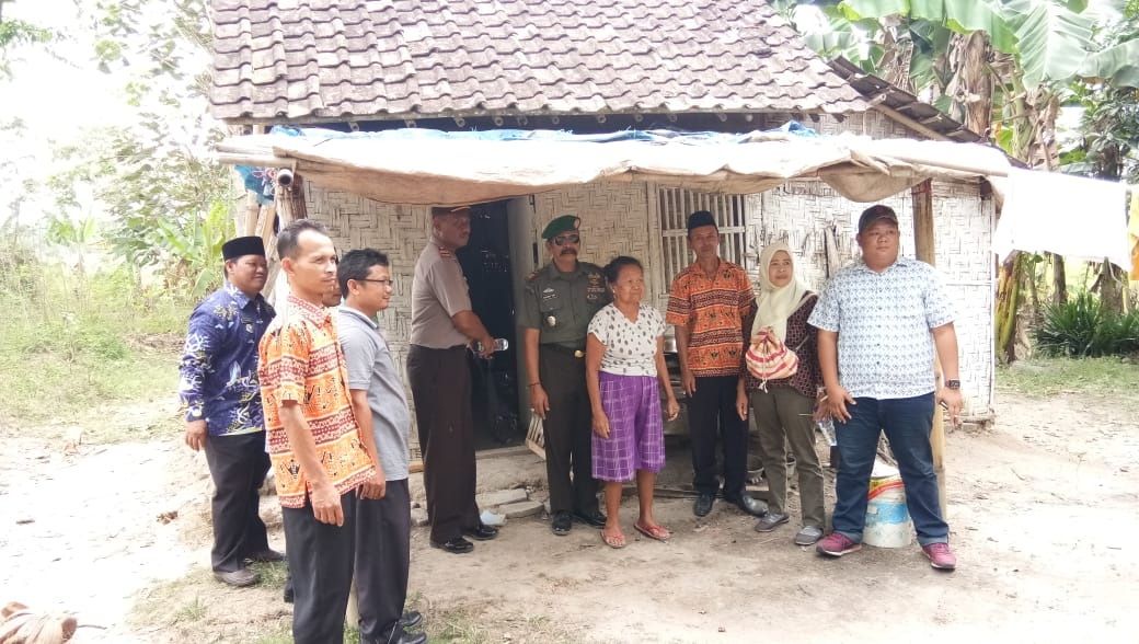 TINJAU. Camat Palas, Lampung Selatan, bersama Uspika Palas dan aparatur Desa Bumiasri meninjau rumah warga yang akan diperbaiki melalui bantuan stimulan perbaikan rumah tidak layak huni, Jumat (7/9). n LAMPUNG POST/ARMANSYAH