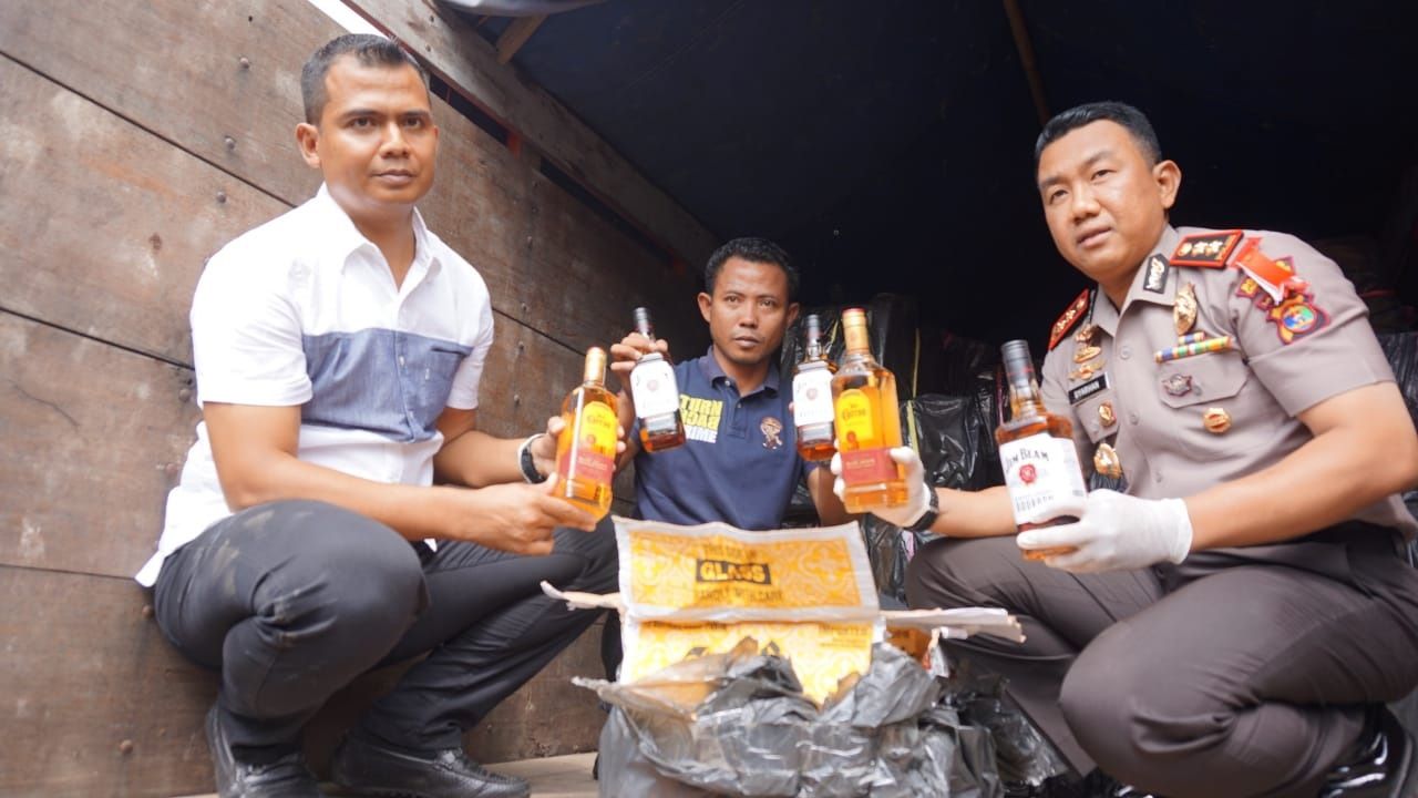 BERI SAMBUTAN. Wakil Bupati Lampung Tengah Loekman Djoyo memberikan sambutan usai kegiatan penandatanganan kerja sama PT Bank Lampung dengan Pemkab Lamteng di Gunungsugih, Selasa (4/9). PT Bank Lampung memang memiliki dana CSR 2016 dan 2017 yang bisa digunakan. Pihaknya siap mendukung program Pemkab Lamteng dan menunggu usulan dari pemda.
n LAMPUNG POST/WAHYUNING PAMUNGKAS