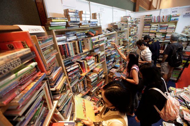 PAMERAN BUKU. Pengunjung memadati area pameran acara Indonesia International Book Fair di Jakarta Convention Center, Senayan, Minggu (10/9). n ANTARA/ROMMY PUJIANTO