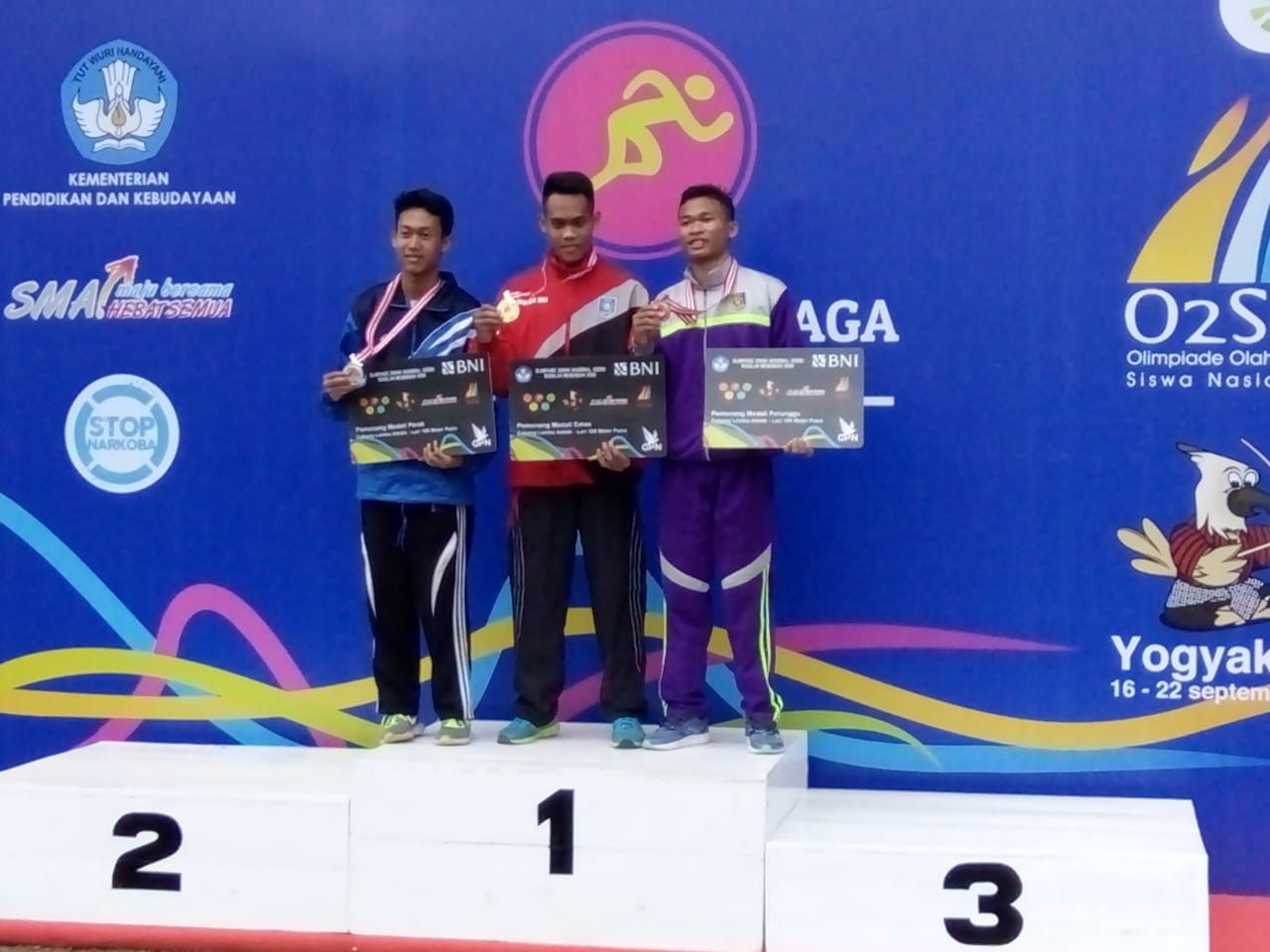 RAIH PERUNGGU. Siswa SMA Lampung (kanan) meraih perunggu pada O2SN 2018 berfoto bersama pemenang lain usai menerima medali. Siswa akan mendapatkan pembinaan untuk meningkatkan kompetensi siswa. (ISTIMEWA)