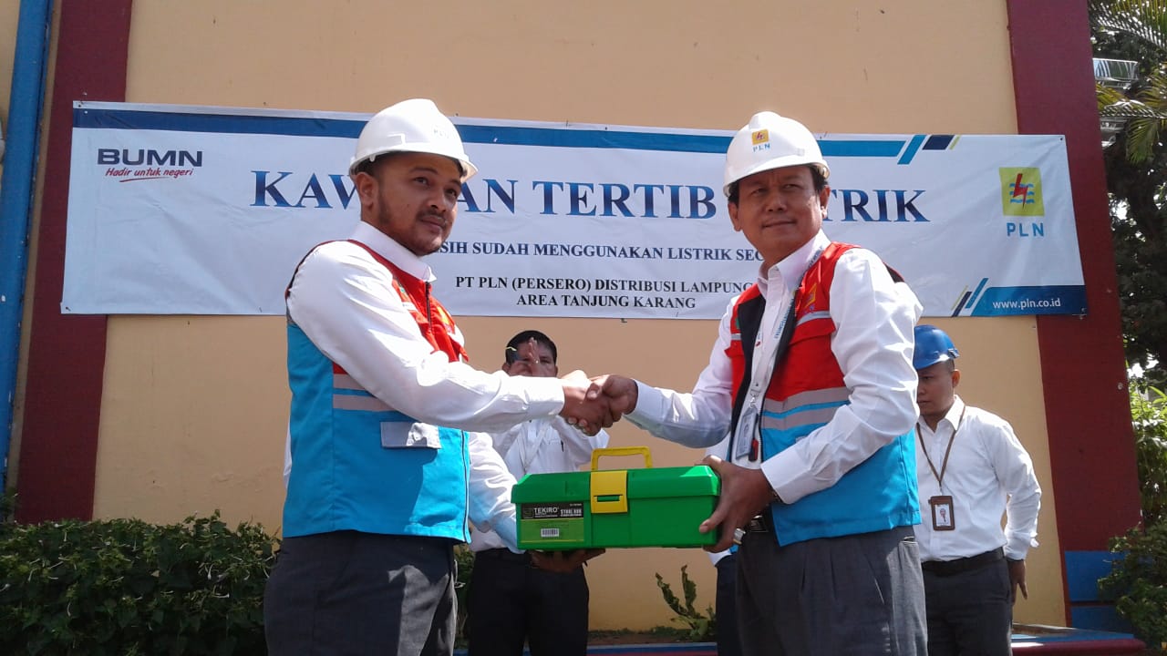 TIM PENERTIBAN. PT Perusahaan Listrik Negara (PLN) Distribusi Lampung secara simbolis melepas Tim Penertiban Pemakaian Tenaga Listrik (P2TL) di halaman kantor PT PLN Distribusi Area Tanjungkarang, Senin (3/9). LAMPUNG POST/EFFRAN KURNIAWAN