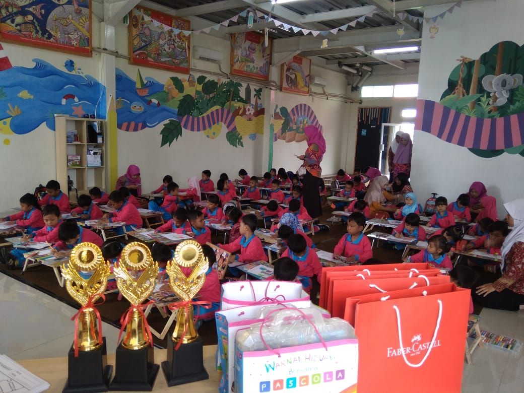 LOMBA MENGGAMBAR. Sejumlah siswa TK Karya Utama Bandar Lampung serius mengikuti lomba menggambar di Penamart, Bandar Lampung, Jumat (21/9). Penamart melalui program CSR memberikan kesempatan kepada masyarakat menggelar aneka lomba Penamart.
DOK PENAMART