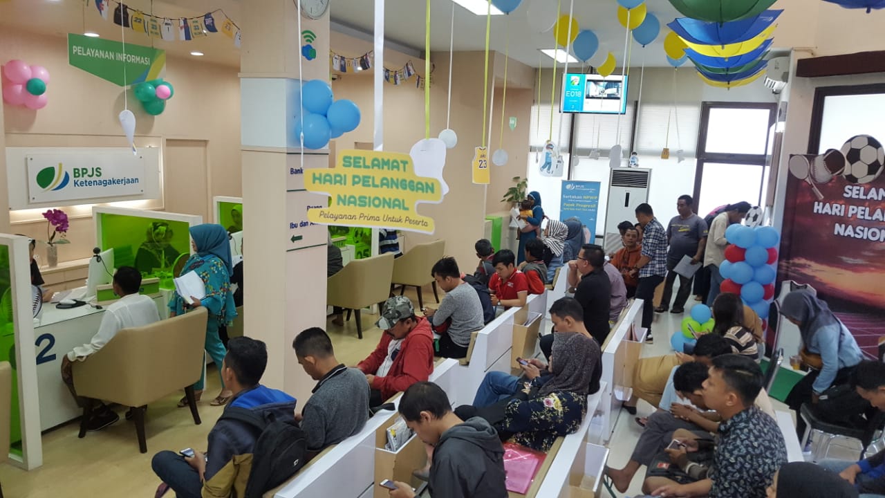 PELAYANAN. Sejumlah peserta mengantre pelayanan di kantor BPJS Ketenagakerjaan Bandar Lampung, Selasa (4/9). n LAMPUNG POST/ADI SUNARYO