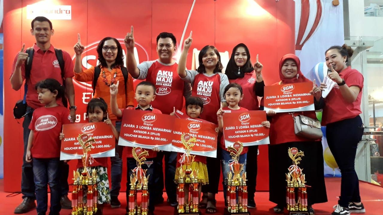 PEMENANG LOMBA MEWARNAI. Manajemen SGM dan Superstore Chandra berfoto bersama pemenang lomba mewarnai di Mal Boemi Kedaton, Bandar Lampung, Sabtu (22/9).
DOK SUPERSTORE CHANDRA