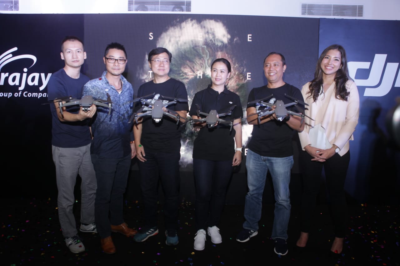 DRONE MAVIC TERBARU. Manajemen DJI berfoto bersama produk terbarunya dengan dua model tambahan, di Jakarta, Kamis (27/9). Seri Mavic yang ikonis kini tersedia Mavic 2 Pro dan Mavic 2 Zoom.
LAMPUNG POST/HESMA ERYANI