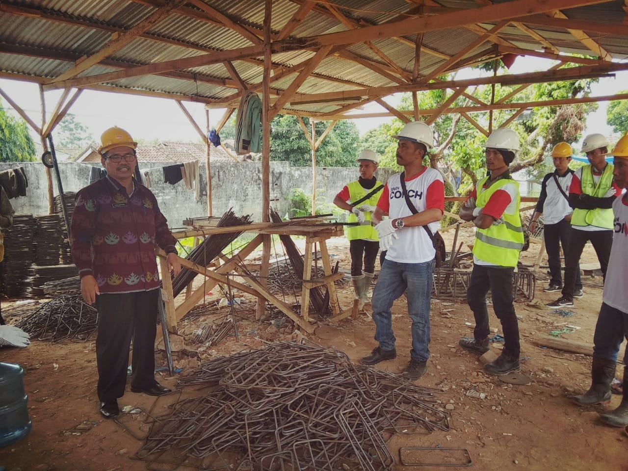 UJI SERTIFIKASI. Sejumlah tenaga kerja konstruksi (tukang besi) mendengarkan pengarahan sebelum menjalani uji sertifikasi di Metro, Kamis (6/9). Sebanyak 27 tukang besi lulus dalam uji sertifikasi tersebut.
DOK LPJK LAMPUNG