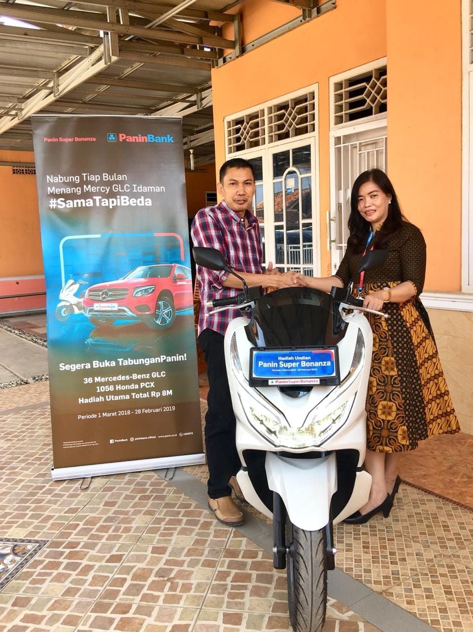 SERAHKAN HADIAH. Perwakilan Panin Bank KCP Way Halim menyerahkan satu Honda PCX kepada Iswandi, pemenang undian tahap empat Super Bonanza 2018, Jumat (14/9).
DOK PANIN BANK KCP WAY HALIM