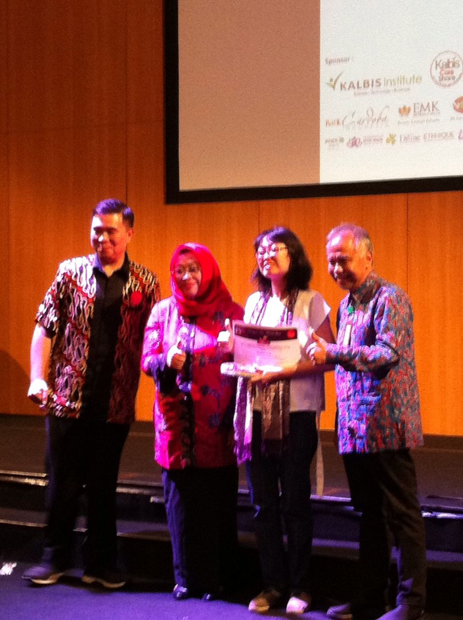 PENGHARGAAN IAI. Penulis Karina Lin meraih penghargaan Idolanesia Award Indonesia (IAI) 2018 untuk penyintas dan pemerhati autoimun inspiratif di Indonesia International Institute of Life Science (i3L) di Jakarta. n DOKUMENTASI PRIBADI