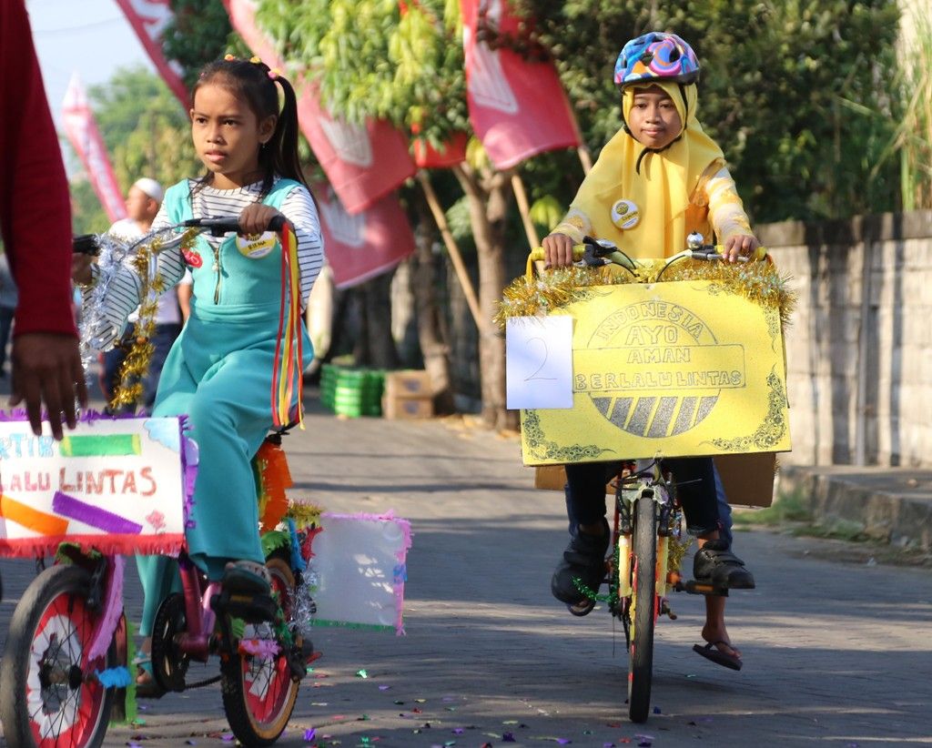 SEPEDA HIAS. Anak-anak bersemangat mengikuti lomba sepeda hias di Kampung Berseri Astra Pandean Lamper, Semarang (23/9). DOKUMENTASI ASTRA