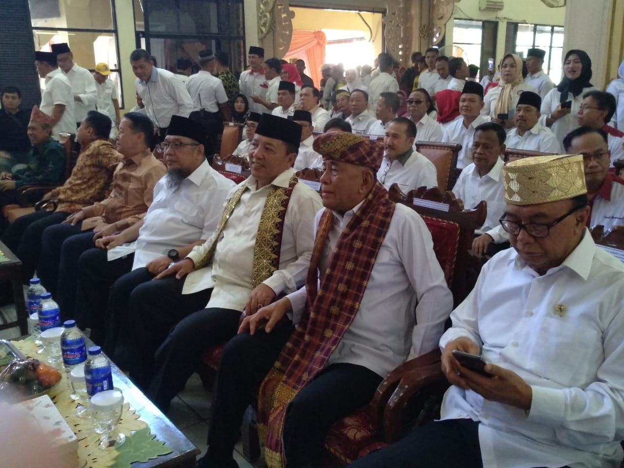 KULIAH UMUM. Tokoh nasional asal Lampung Jenderal TNI (Purn) Ryamizard Ryacudu (dua kanan) didampingi Ketua DPD I Partai Golkar Provinsi Lampung Arinal Djunaidi saat menyapa masyarakat Lampung di Graha Karya Utama, Sabtu (21/9). Pada kesempatan tersebut Ryamizard Ryacudu juga memberikan kuliah umum mengenai wawasan kebangsaan dan bela negara untuk menghadapi pelaksanaan pemilu damai, tertib, dan aman.
LAMPUNG POST/YUSMART DS