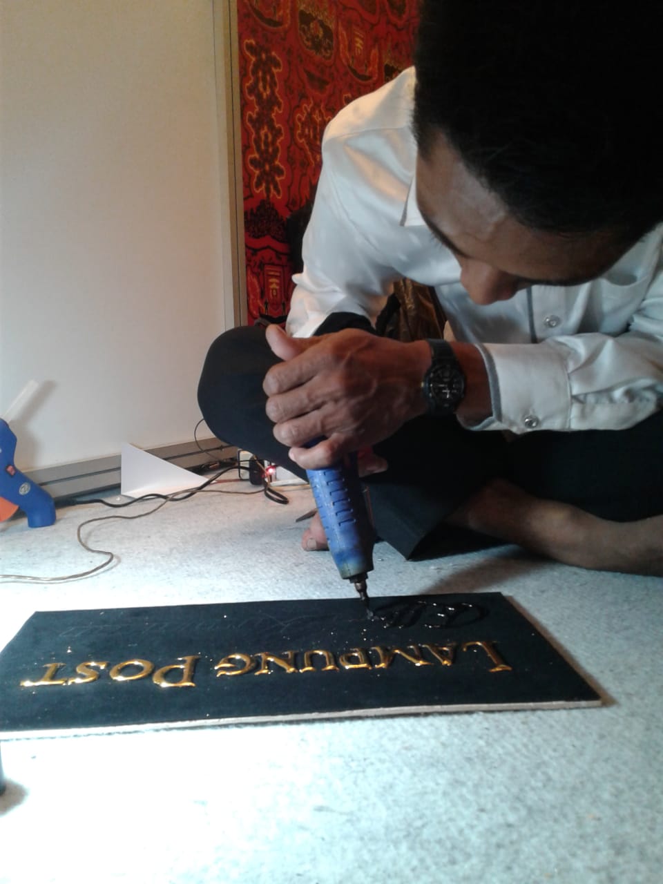 MEMBUAT KALIGRAFI TIMBUL. Tamim Khoirudin membuat kaligrafi timbul di Pondok Pesantren Minhadlul Ulum, Pesawaran, beberapa waktu lalu. Hasil karyanya kini telah merambah pasar Asia Tenggara.n LAMPUNG POST/EFFRAN KURNIAWAN