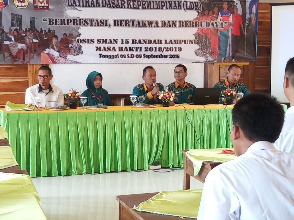 LATIHAN KEPEMIMPINAN. Wakil Kepala Sarana dan Prasarana SMAN 15 Bandar Lampung Haryono (tengah) memberi pemaparan pada latihan dasar kepemimpinan di sekolah setempat, Minggu (9/9). LAMPUNG POST/CHAIRIL ANWAR