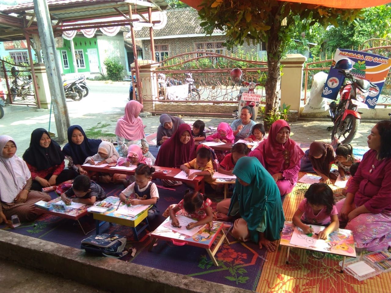 LOMBA MEWARNAI. Puluhan siswa PAUD mengikuti lomba mewarnai di Pasuruan Bawah, Kecamatan Penengahan, Lamsel, Sabtu (8/9). Kegiatan yang diadakan oleh Motor Pustaka itu untuk memperingati Hari Aksara Internasional.  LAMPUNG POST/AAN KRIDOLAKSONO