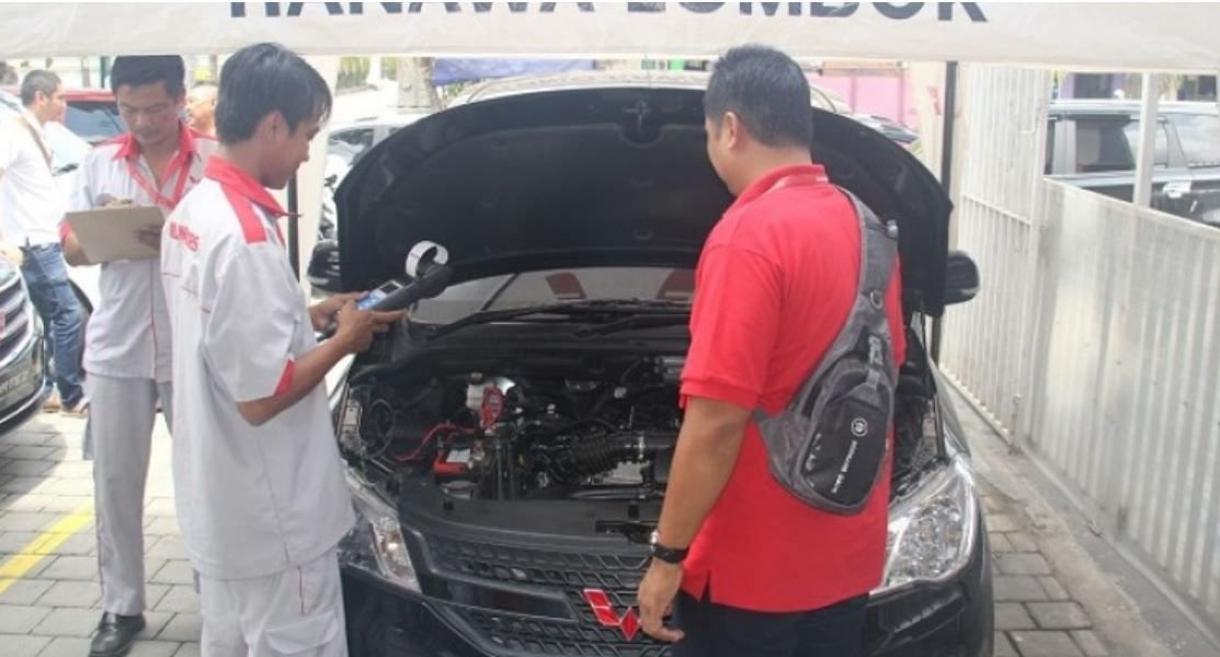 WULING CARE. Wuling Motors berkolaborasi dengan PT Hanawa Mobilindo Utama, selaku mitra diler (Wuling Mataram), menggelar kegiatan Wuling Care kepada konsumen Wuling yang menjadi korban gempa bumi di Lombok, Nusa Tenggara Barat, Selasa (4/9). N DOKUMENTASI WULING MOTORS