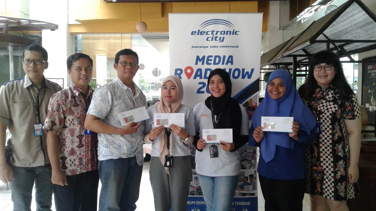MEDIA ROADSHOW. Sejumlah peserta berfoto bersama manajemen Electronic City pada media roadshow di Horison Hotel Lampung, Kamis (27/9).LAMPUNG POST/EFFRAN KURNIAWAN