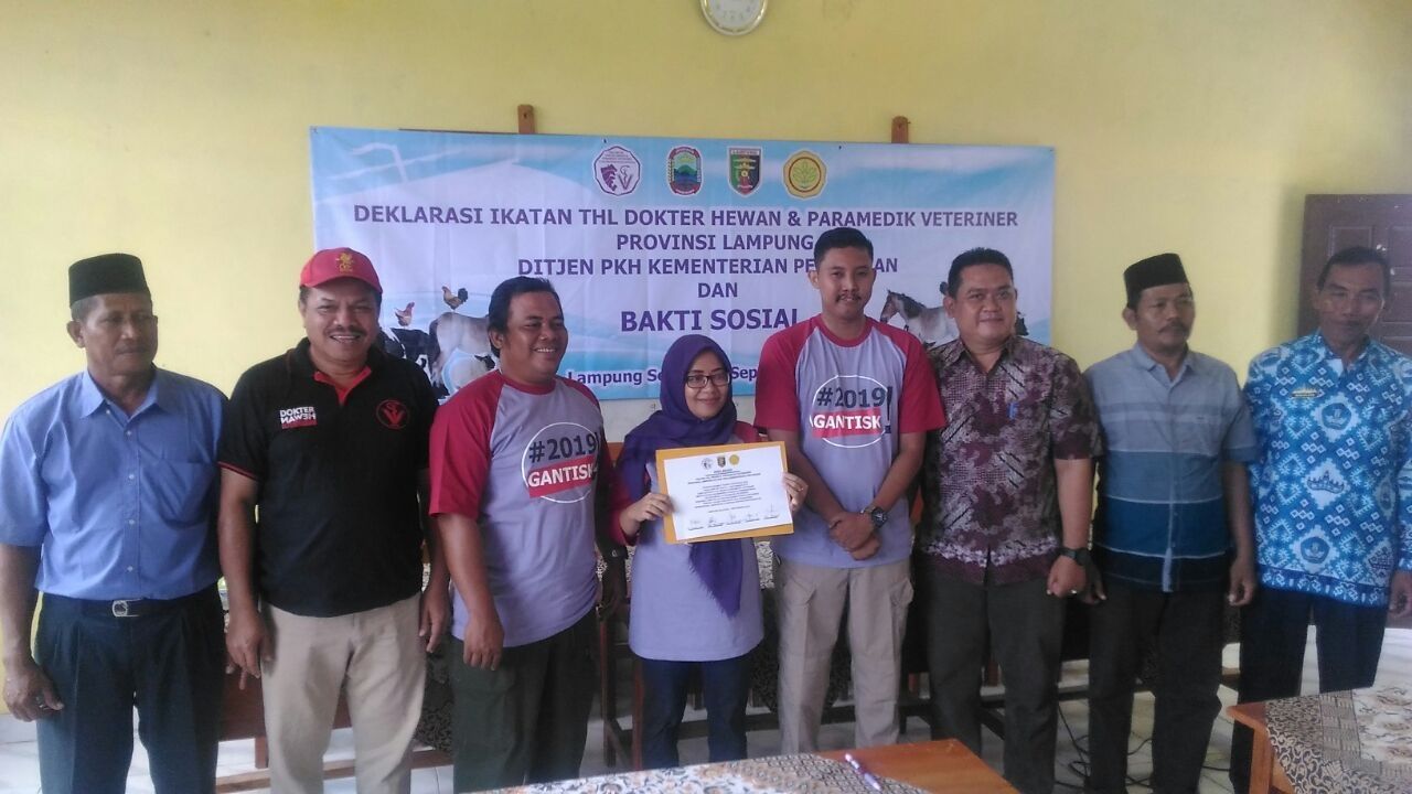 DEKLARASI IKADOPAVET. Sejumlah anggota Ikadopavet Provinsi Lampung foto bersama perwakilan pemerintah dalam deklarasi dan bakti sosial di Desa Margoagung, Kecamatan Jatiagung, Kabupaten Lampung Selatan, Sabtu (1/9).
( DOK IKADOPAVET LAMPUNG)