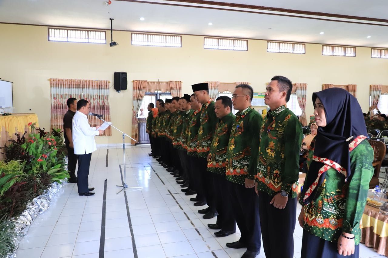 SATGAS P2TP2A. Sebanyak 105 satgas P2TP2A periode 2018—2022 dilantik di GSG Ratu Piekulun RSUD Alimuddin Umar Liwa, Rabu (5/9). Satgas bertugas melindungi perempuan dan anak. (LAMPUNG POST/ELIYAH)
