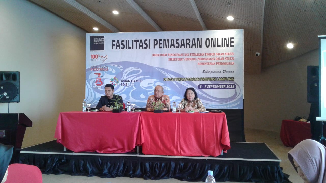 Staf ahli Kemendag, Suhanto dalam fasilitasi pemasaran online di Novotel Lampung, Kamis (6/9). LAMPUNG POST/EFFRAN KURNIAWAN