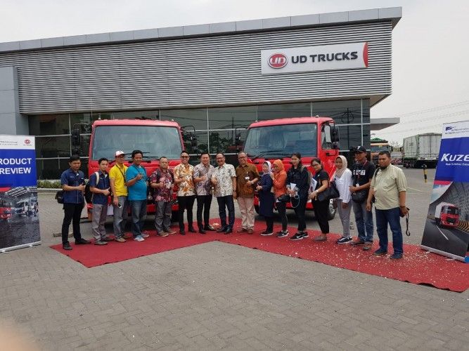 FOTO BERSAMA. Sejumlah jurnalis berfoto bersama saat Astra UD Trucks resmi memperkenalkan jagoan barunya di segmen truk ringan, yakni Kuzer, di Surabaya, Jawa Timur, Kamis (20/9). ISTIMEWA