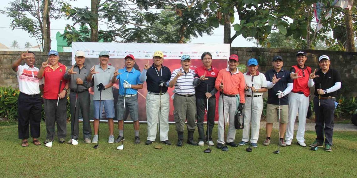 Gubenur Lampung terpilih Arinal Djunaidi bersama Ketua Yayasan Padang Golf Sukarame Subki E Harun, Pemimpin Perusahaan Lampung Post Prianto A Suryono, dan peserta turnamen golf dalam rangkaian HUT ke-44 Lampung Post dan HUT ke-41 Yayasan Padang Golf Sukarame, di Padang Golf Sukarame, Bandar Lampung, Minggu (7/10).
LAMPUNG POST / ZAINUDDIN