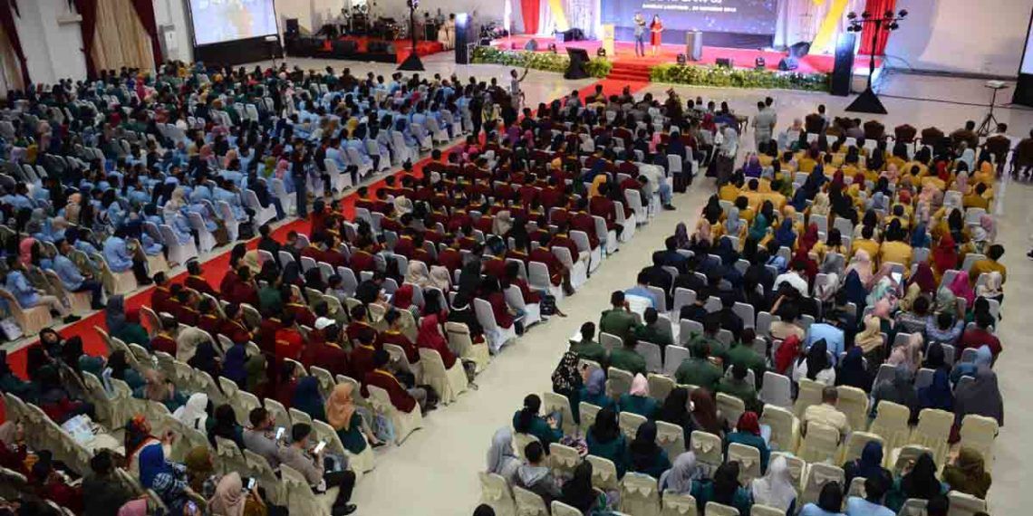 Lebih dari 2500 mahasiswa hadir saat seminar Jasa Raharja and Police Goes to Campus,di Graha Mandala Alam, Sabtu (20/10).
LAMPUNG POST / HENDRIVAN GUMAY