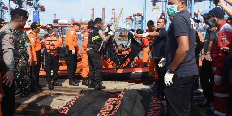 Petugas gabungan mengevakuasi jenazah awak pesawat Lion Air JT 610 di Pelabuhan Tanjung Priok, Jakarta, Senin (29/10/2018). Pesawat Lion Air bernomor penerbangan JT 610 rute Jakarta-Pangkal Pinang yang sebelumnya mengalami "lost contact" ditemukan jatuh di perairan Laut Utara Karawang, Jawa Barat. ANTARA FOTO/Indrianto Eko Suwarso