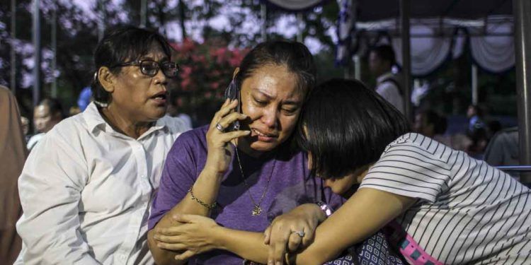 Keluarga korban jatuhnya pesawat Lion Air JT-610 rute Jakarta-Pangkalpinang, Lydia Levina (tengah) berada di Crisis Center Bandara Halim Perdanakusuma, Jakarta, Senin (29/10/2018). Presiden Direktur Lion Air Edward Sirait menyatakan posko utama bagi keluarga korban berada di Crisis Center Bandara Halim Perdanakusuma. ANTARA FOTO/Dhemas Reviyanto/hp.